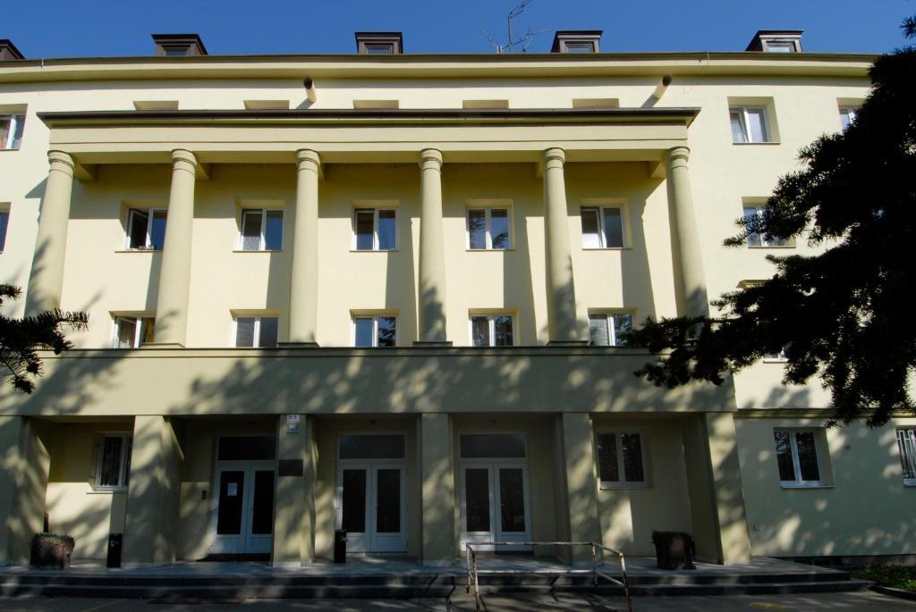 Tauferovy Koleje Vandrarhem Brno Exteriör bild