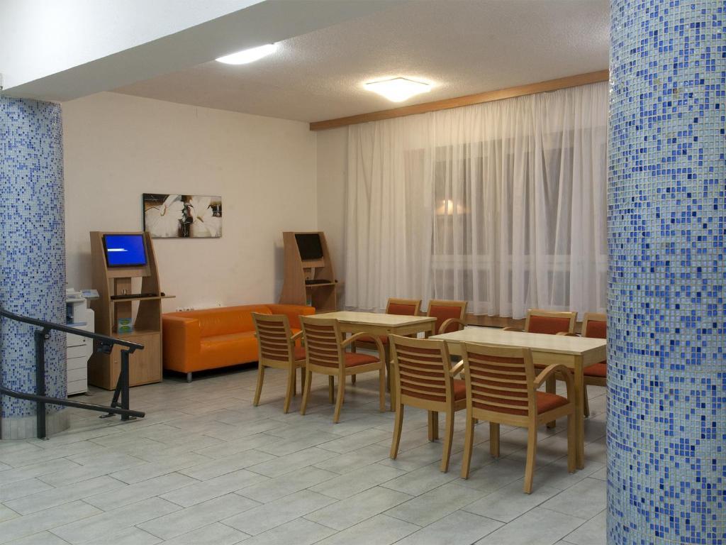 Tauferovy Koleje Vandrarhem Brno Rum bild
