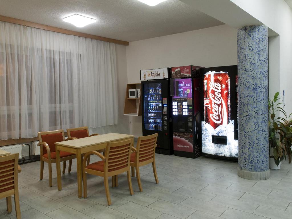 Tauferovy Koleje Vandrarhem Brno Rum bild